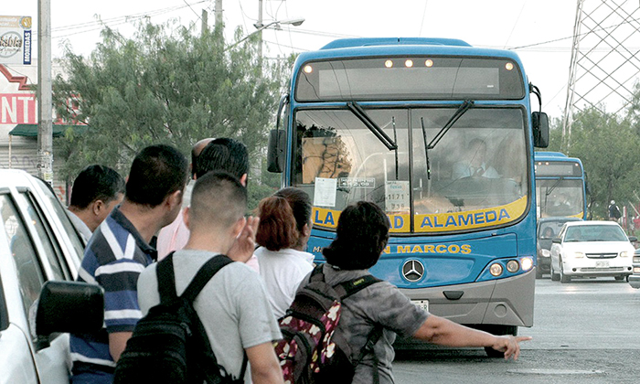 En Nuevo León analizan prohibir pago en efectivo en el transporte para evitar contagios