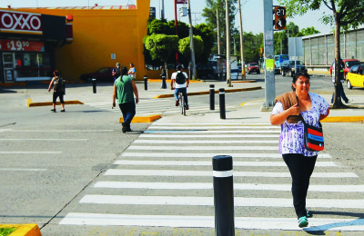 Commuters wait to board a subway train in Mexico City, Mexico, on Monday, Jan. 30, 2012. The Mexico City Metro, officially called Sistema de Transporte Colectivo, is the second largest metro system in North America after the New York City Subway. Photographer: Susana Gonzalez/Bloomberg via Getty Images