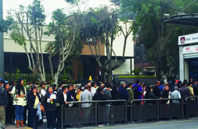 Commuters wait to board a subway train in Mexico City, Mexico, on Monday, Jan. 30, 2012. The Mexico City Metro, officially called Sistema de Transporte Colectivo, is the second largest metro system in North America after the New York City Subway. Photographer: Susana Gonzalez/Bloomberg via Getty Images