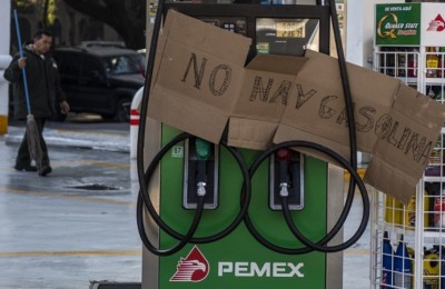 View of a gas station closed due to lack of fuel in Mexico City, on January 9, 2019. - Mexican President Andres Manuel Lopez Obrador recently announced a joint plan with state-run oil company Pemex to tackle fuel theft from pipelines and within the company. (Photo by Pedro PARDO / AFP)