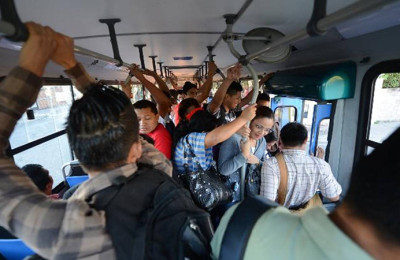 San Salvador.-24012014.- Recorrido de la ruta 29 que hace su recorrido desde San Bartolo, Altavista, La Cima, Las Ca–as e Ilopango, para verificar buses congestionados de pasajeros.

Foto edh por Mauricio C‡ceres