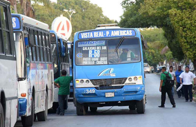 Reducen horario de transporte público en Cancún