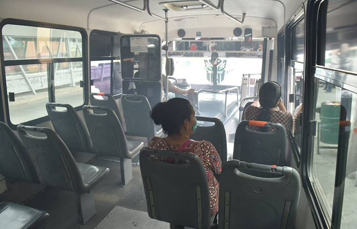 Evitan aglomeraciones en transporte público de Torreón