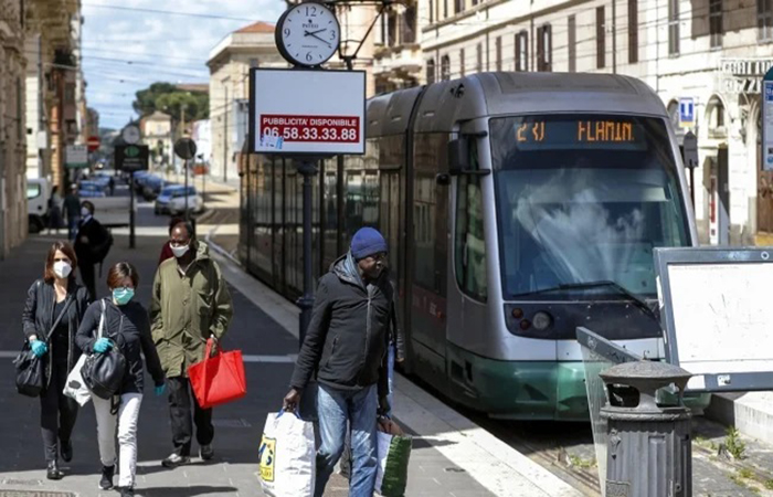 Italia se prepara para el regreso de miles de usuarios al transporte público