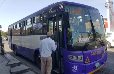 El transporte público es insuficiente ante reapertura en Nuevo León