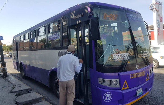 El transporte público es insuficiente ante reapertura en Nuevo León