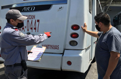 Sanitizan y mejoran unidades del transporte público en Salamanca