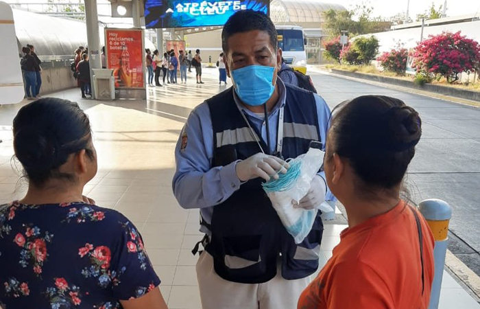 Mantienen la entrega de cubrebocas en el transporte público de León