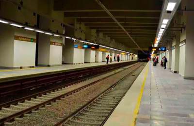 Metro cierra tres estaciones para evitar aglomeraciones