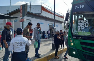 Implementan horario escalonado en empleos de Jalisco para evitar aglomeraciones en el transporte público.