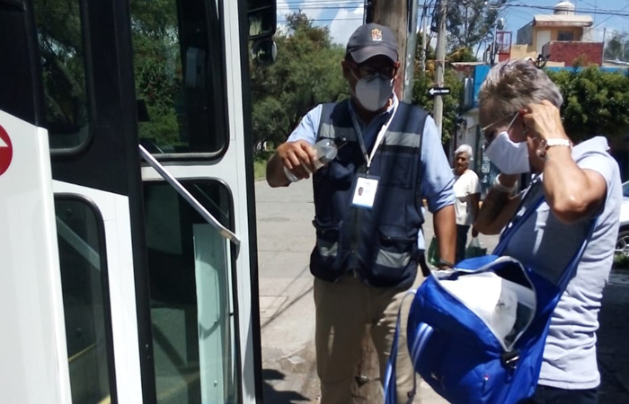 Más 8 mil leoneses que no pueden subir al autobús por falta de cubrebocas