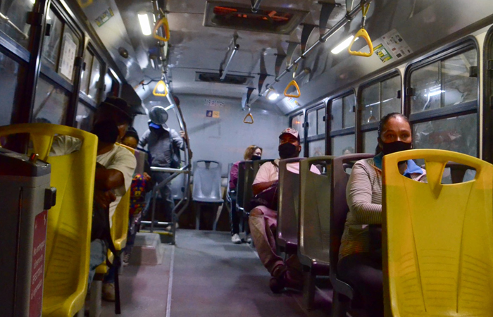Recomiendan no hablar por teléfono en el transporte público