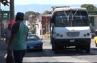 Conductores de transporte público en Colima piden estar en las primeras etapas de vacunación