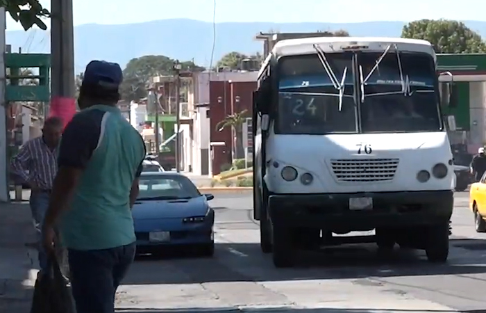 Conductores de transporte público en Colima piden estar en las primeras etapas de vacunación