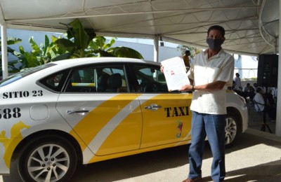 Entregan 155 concesiones de taxis en Puerto Vallarta