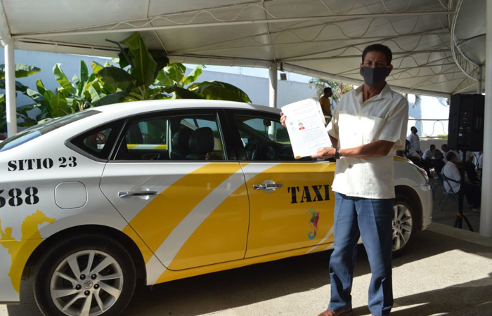 Entregan 155 concesiones de taxis en Puerto Vallarta