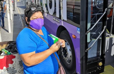 Publican NL lineamientos sobre uso de cubrebocas en auto y transporte público