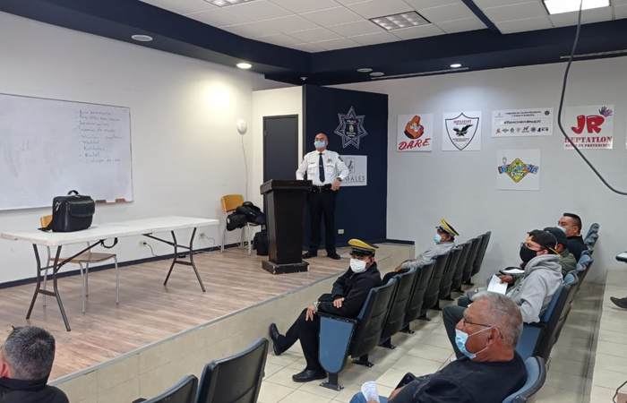 Capacitan en materia de vialidad y leyes a operadores de transporte público en Nogales
