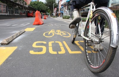 CIUDAD DE MEXICO, 03JUNIO2020.- Para evitar aglomeraciones y posibles contagios por COVID-19 en el transporte público, principalmente en el metro y metrobús, autoridades de la ciudad han instalado ciclovías provisionales en las avenidas como Insurgentes. Así mismo policías de tránsito vigilan que se respete en todo momento el carril confinado para ciclistas. Esto en el marco de la celebración del Día Mundial de la Bicicleta.
ROGELIO MORALES /CUARTOSCURO.COM