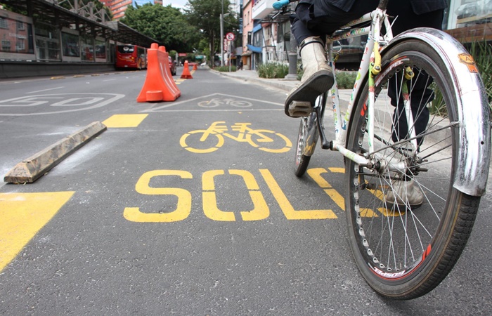 CIUDAD DE MEXICO, 03JUNIO2020.- Para evitar aglomeraciones y posibles contagios por COVID-19 en el transporte público, principalmente en el metro y metrobús, autoridades de la ciudad han instalado ciclovías provisionales en las avenidas como Insurgentes. Así mismo policías de tránsito vigilan que se respete en todo momento el carril confinado para ciclistas. Esto en el marco de la celebración del Día Mundial de la Bicicleta. ROGELIO MORALES /CUARTOSCURO.COM