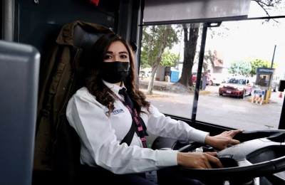 MUJER CONDUCTORA DE TRANSPORTE PÚBLICO