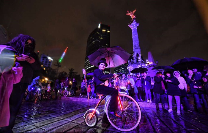 Paseo en bici día de muertos