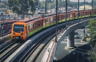 CIUDAD DE MÉXICO, 27DICIEMBRE2016.- Convoy de la Línea 12 del Metro recorre una de las curvas que fueron rehabilitadas. 
FOTO: MOISÉS PABLO /CUARTOSCURO.COM