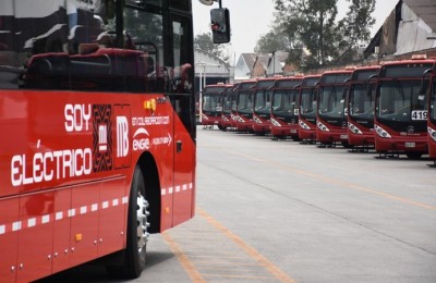 CIUDAD DE MÉXICO, 24SEPTIEMBRE2020.- La jefa de gobierno, Claudia Sheinbaum dio a conocer el primer autobús eléctrico del Metrobús que a partir de mañana correrá por la Línea tres de este servicio la cual va de Tenayuca y Etiopía. Los autobuses articulados tendrán un costo de 750 mil dólares cada uno. FOTO :DANIEL AUGUSTO /CUARTOSCURO.COM