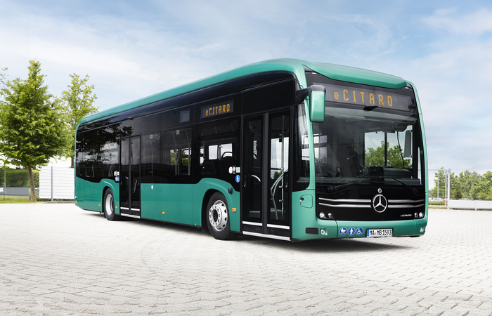 Mercedes-Benz eCitaro mit vollelektrischem Antrieb, NMC 4 Batterie, Exterieur, grün-metallic, 2 x elektrischer Radnabenmotor, 2 x 140 kW, 2 x 495 Nm, 5 Batteriepakete mit jeweils 111 kWh, LED-Scheinwerfer, Sideguard Assist 2, Preventive Brake Assist 2, Frontguard Assist, Attention Assist, Verkehrszeichen-Assistent, 360-Grad-Kamera, Länge/Breite/Höhe: 12.135/2.550/3.400 mm, Beförderungskapazität: 1/88 Mercedes-Benz eCitaro with all-electric drive, NMC 4 battery, exterior, green metallic, 2 x electric hub motor, 2 x 140 kW, 2 x 495 Nm, 5 battery packs with 111 kWh each, LED headlamps, Sideguard Assist 2, Preventive Brake Assist 2, Frontguard Assist, Attention Assist, Traffic Sign Assist, 360 degree camera, length/width/height: 12135/2550/3400 mm, passenger capacity: 1/88.