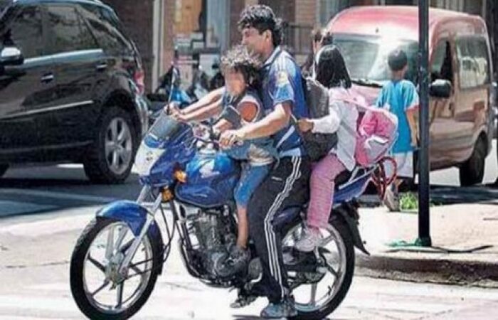Niños transportados en moto