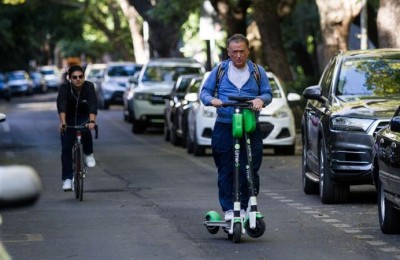 CIUDAD DE MÉXICO, 28ENERO2019.- En colonias céntricas de la Ciudad de México, como Roma y Condesa, se puede observar la proliferación de patines eléctricos rentados, lo cuales no al parecer no están regulados por autoridades capitalinas, por lo que los usuarios los dejan en cualquier lugar o cometen abusos como viajar sobre la banqueta, lo cual puede traer accidentes. 
FOTO: ISAAC ESQUIVEL /CUARTOSCURO.COM