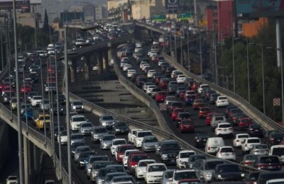 CIUDAD DE MÉXICO, 18MAYO2017.- Continúa la contingencia ambiental en la ciudad, a pesar de las restricciones para que circulen miles de vehículos, se observa un intenso tráfico en las principales vialidades, esto sumado con las desfavorables condiciones para la dispersión de partículas contaminantes.
FOTO: MOISÉS PABLO /CUARTOSCURO.COM