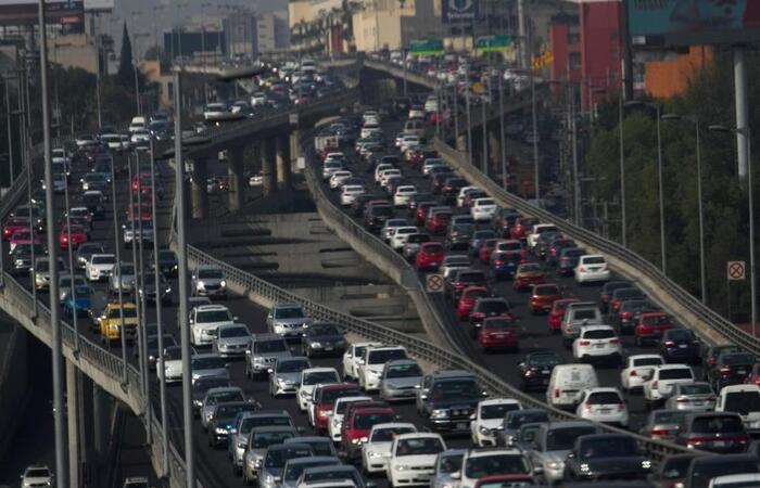 CIUDAD DE MÉXICO, 18MAYO2017.- Continúa la contingencia ambiental en la ciudad, a pesar de las restricciones para que circulen miles de vehículos, se observa un intenso tráfico en las principales vialidades, esto sumado con las desfavorables condiciones para la dispersión de partículas contaminantes. FOTO: MOISÉS PABLO /CUARTOSCURO.COM