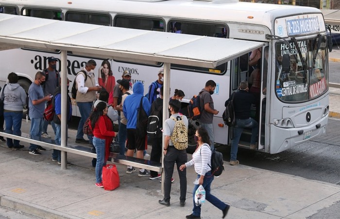 Monterrey, Nuevo León 29  de Octubre de 2020.   Personas en la estacion del metro exposición, abordando las diferentes lineas de transporte público Foto: Jorge López / Milenio Diario