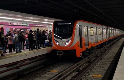 CIUDAD DE MÉXICO, 30OCTUBRE2023.- Después de 15 meses, usuarios se trasladaron en las estaciones de reapertura de la Línea 1 del Metro que va desde Pantitlán hasta Isabel la Católica.
FOTO: GRACIELA LÓPEZ /CUARTOSCURO.COM