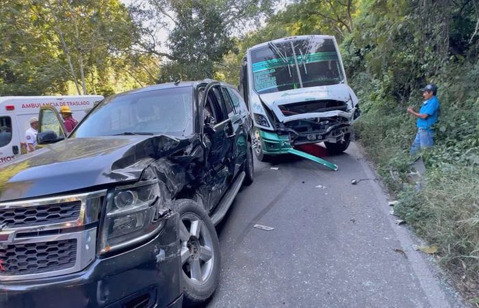 1.-CINCO-LESIONADOS-EN-CHOQUE-POR-ALCANCE-DE-AUTOBUS-5