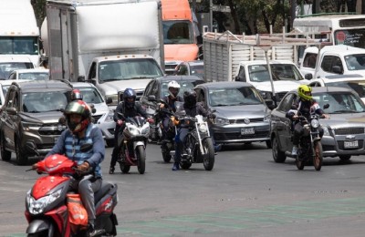 CIUDAD DE MÉXICO, 04ABRIL2024.-  La motocicleta se ha convertido en transporte muy popular en la ciudad por ser de fácil movilidad en las transitadas avenidas. En la imagen se observa a varios motociclistas en avenida Bucareli.  FOTO: MOISÉS PABLO/CUARTOSCURO.COM