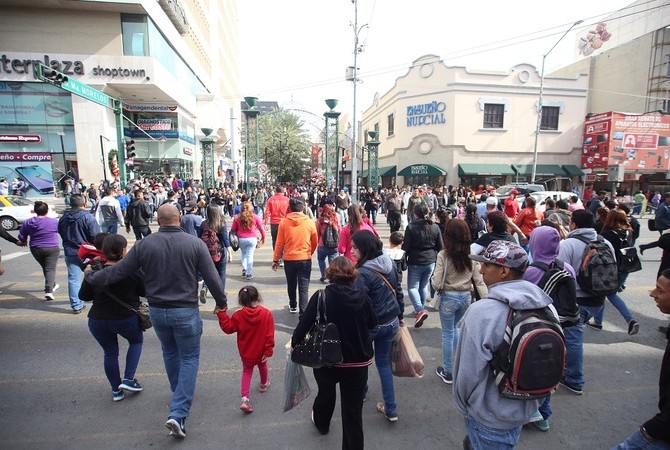 Monterrey, Nuevo León 23 de Diciembre de 2017.
miles de personas se encuentran en el centro de Monterrey, realizando las compras de ultima hora previo a la navidad
FOTO: JORGE LOPEZ/MILENIO DIARIO