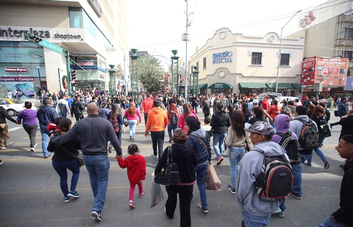 Monterrey, Nuevo León 23 de Diciembre de 2017. miles de personas se encuentran en el centro de Monterrey, realizando las compras de ultima hora previo a la navidad FOTO: JORGE LOPEZ/MILENIO DIARIO